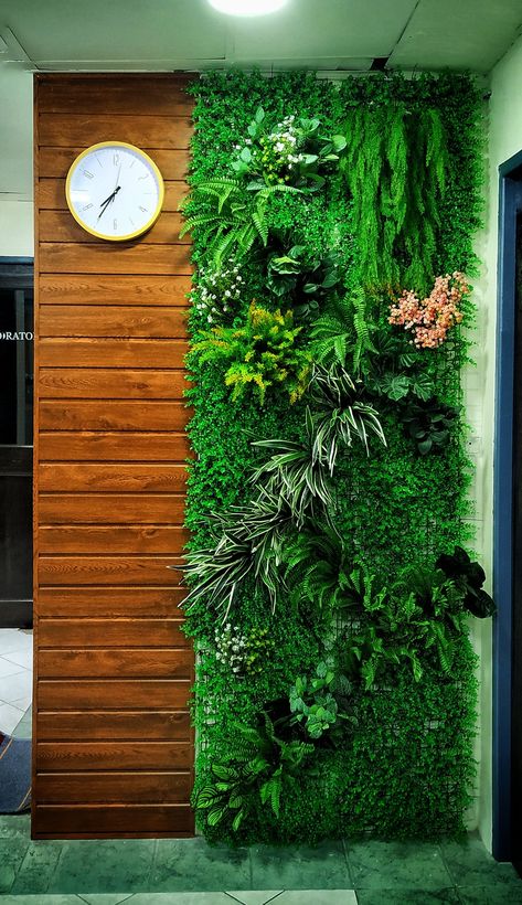 Green Foliage Wall, Lobby Designs, Massage Room Design, Vertikal Garden, Vertical Garden Plants, Artificial Grass Wall, Artificial Green Wall, Garden Wall Designs, House Design Trends