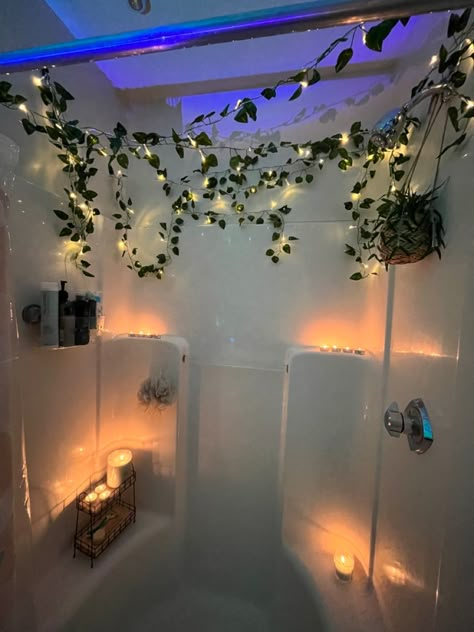 Bathroom Inspiration Girly, Really Cool Bathrooms, Aesthetic Bathroom Shower Ideas, Bathroom Decor Fairy Lights, Cute Bathroom Ideas Bohemian, Bathroom Aesthetic No Window, Bathroom Ideas Cute Aesthetic, Lush Aesthetic Bathroom, Leafy Bathroom Decor