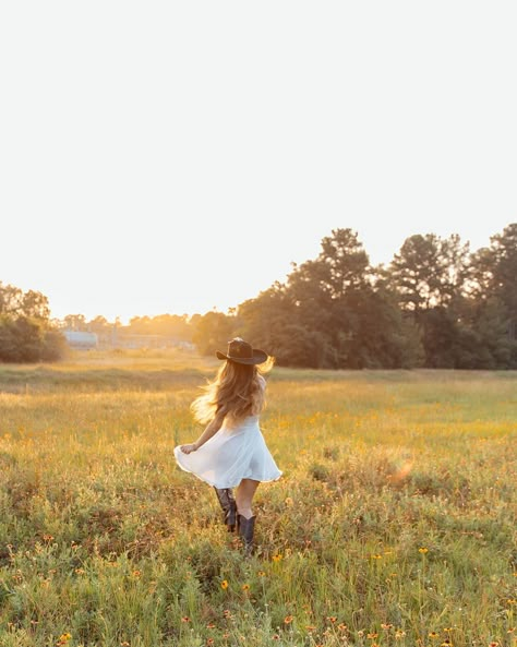 Golden hour moment🌞🧺🌾🤎 #houston #houstonphotographer #tomball #woodlands #texas #texasphotographer #texasphotography #houstontx #houstonphotographystudio #houstonphoto #seniorsunday #senior #seniorpictures #seniorportraits #seniorszn #seniorphotos #photography #photographer #goldenhour #goldenhourphotography #cowgirlphotoshoot Farm Girl Photoshoots, Country Inspired Photoshoot, Pasture Senior Pictures, Country Themed Senior Pictures, Cowgirl Field Photoshoot, Country Photoshoot Outfits, Western Field Photoshoot, Country Field Photoshoot, Senior Picture Ideas Sunflower Field