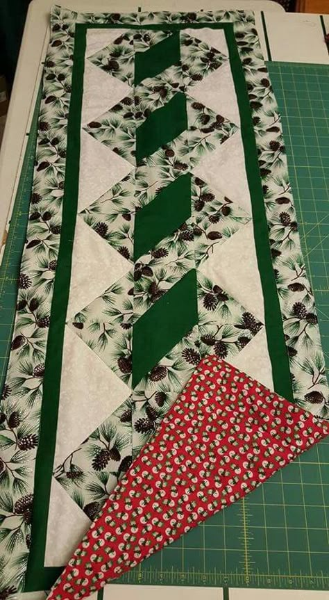 Pole Twist Table Runner - Free Pattern Table Runners Christmas, Christmas Table Runner Pattern, Quilt Runners, Table Runner Patterns, Quilting Table, Quilted Table Runners Christmas, Quilt Table Runners, Table Runners And Placemats, Christmas Table Runners