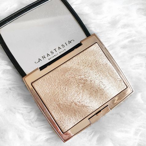 Anastasia Beverly Hill Amrezy Highlighter Good Highlighter Makeup, Highliters Make Up, Highlighter Makeup Products, Anastasia Highlighter, Highlighter Aesthetic, Highlighter Products, Highlight Products, Anastasia Beverly Hills Highlighter, Highlighters Makeup