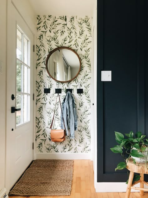 Simple Mud Room Ideas Entryway, Creating An Entryway When There Isnt One, Very Small Entryway Ideas, Functional Entryway Ideas, Vstupná Hala, Boho Entryway, Diy Entryway, Hal Decor, Small Entryway