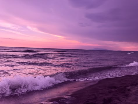 Purple Landscape Wallpaper Laptop, Beach Aesthetic Macbook Wallpaper, Purple Macbook Wallpaper Aesthetic, Purple Sea Aesthetic, Purple Beach Wallpaper, Purple Sunset Aesthetic, Purple Beach Sunset, Purple Scenery, Purple View