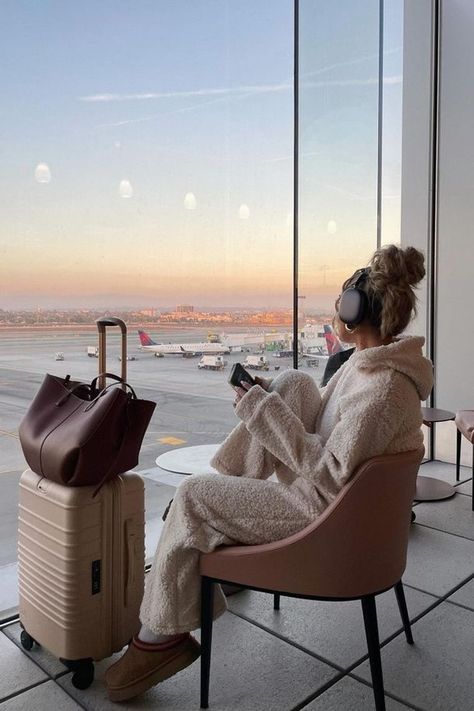 we all love an uggs outfit, but what if you could wrap yourself in sherpa? this matching lounge set is the perfect thing to wear for a long travel day or airport outfit! tap to shop this look and be sure to scroll through my LTK for more outfit inspiration! First International Trip, Airport Aesthetic Winter, Business Trip Aesthetic, Airport Lounge Aesthetic, Aesthetic Airplane Pictures, Airport Pictures Ideas, Airport Aesthetic Pictures, Winter Airport Outfit Travel Style, Airport Winter Outfit