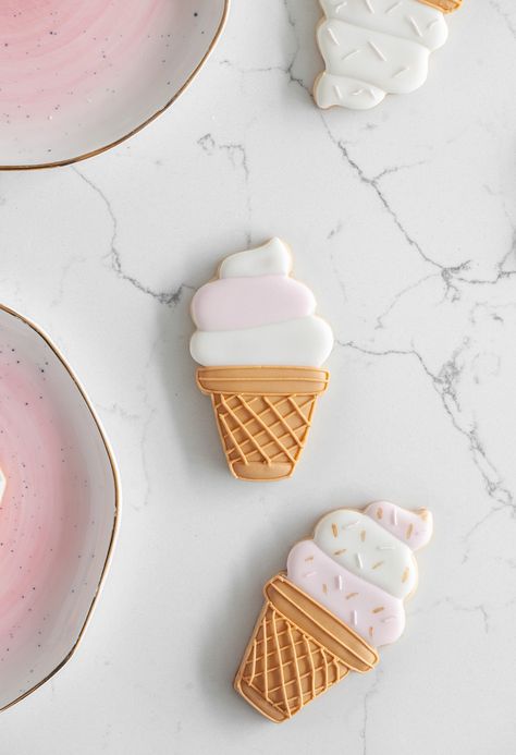 Ice Cream Sugar Cookies, Summer Sugar Cookies, Flooding Cookies, Royal Iced Cookies, Vanilla Sugar Cookie, Sugar Cookie Royal Icing, Sugar Cookie Ideas, Ice Cream Design, Iced Sugar Cookies