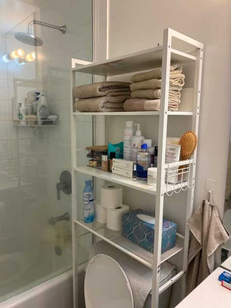 Toilet Rack Organization, Small Toilet Organization, Over The Toilet Organization, Cute Towel Storage, Bathroom Organization Above Toilet, Bathroom Toilet Organization, Small Toilet Room Organization, Small Restroom Organization, Roommate Bathroom Organization