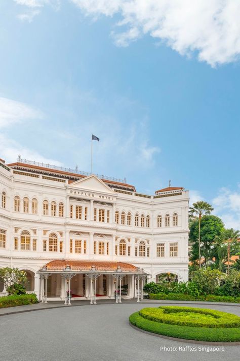 best luxury hotels in Singapore. Raffles Singapore, Raffles Hotel Singapore, Singapore Things To Do, Singapore Hotel, Singapore Attractions, Raffles Hotel, Singapore Noodles, Singapore Hotels, Budget Hotel