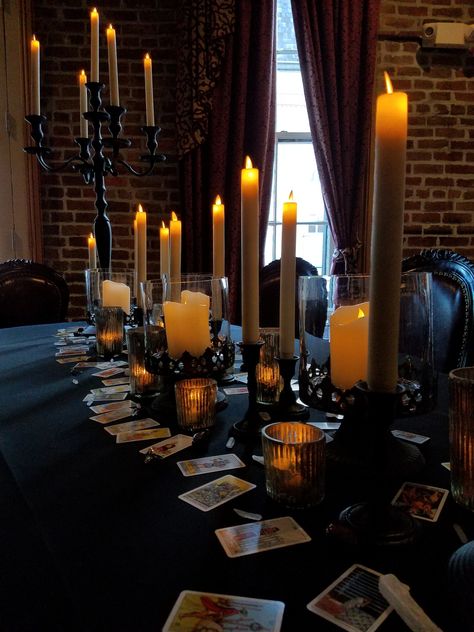 With a setting like the haunted Muriels in the French Quarter, it's almost too perfect to have a wedding reception featuring gothic black decor and tarot cards! Victorian Style Party Decor, Victorian Goth Party Decor, Victorian Gothic Tea Party, Gothic Bday Party, Costume Party Wedding Reception, Gothic Masquerade Party, Gothic Graduation Party, Tarot Card Wedding Decor, Gothic Party Ideas