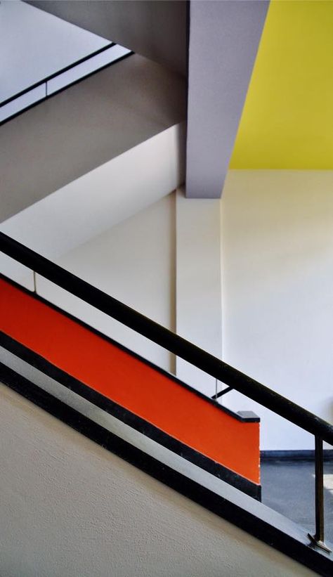 A #staircase at #Bauhaus #School of #Art and Design, #Dessau Germany. Staircase Architecture, Bauhaus Building, Bauhaus Interior, Le Corbusier Architecture, Villa Savoye, Bauhaus Architecture, Bauhaus School, Neutral Wall Decor, Bauhaus Movement