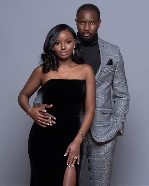 Gorgeous 🔥🔥🔥 Coupl Black Couple Photoshoot, Engagement Photo Shoot Poses, Pre Wedding Photoshoot Outfit, Couple Engagement Pictures, Engagement Pictures Poses, Wedding Photoshoot Poses, Black Couple, Anniversary Photoshoot, Pose Fotografi