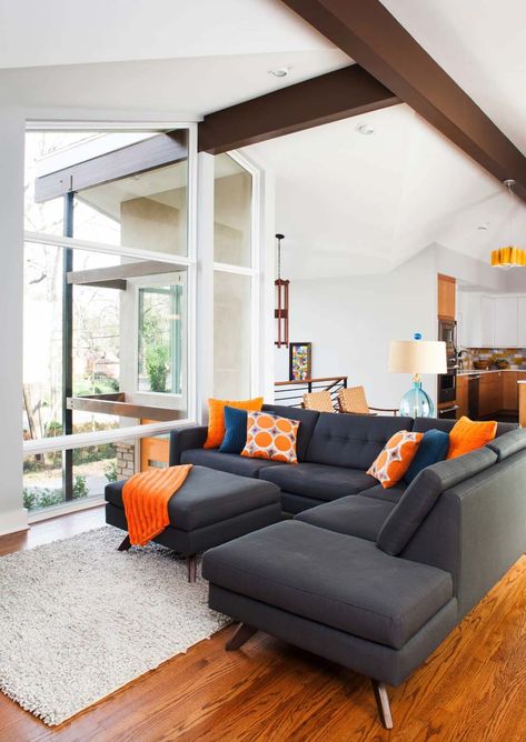 38 Absolutely gorgeous mid-century modern living room ideas Modern Mid Century Living Room, Mid Century Modern Living Room Furniture, Burnt Orange Living Room, Grey And Brown Living Room, Orange Living Room, Interior Design Minimalist, Style Salon, Living Room Orange, Mid Century Living Room