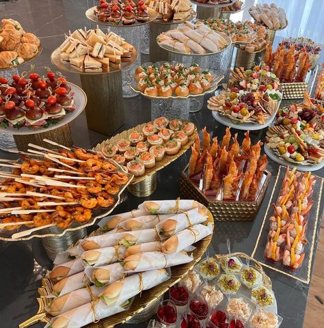 Disposable Catering Display, Seminar Food Ideas, Vietnamese Catering Food, Catering Aesthetic, Finger Food Table, Food Catering Ideas Buffet Tables, Fruit Platers, Wedding Starters, Good Food Recipes