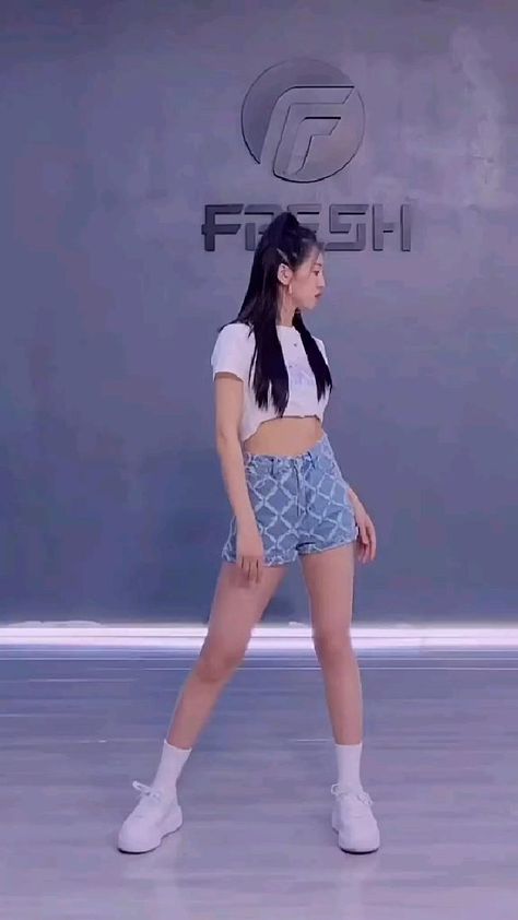 Kiss And Make Up, Hard Dance, Dance Remix, Simple Dance, Angry Girl, Dance Playlist, Tik Tak, Dance Basics, Dance Outfits Practice