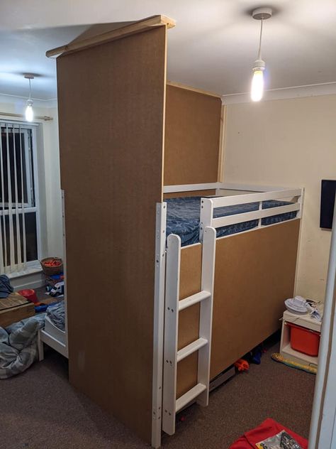 Savvy dad shows clever bunk-bed hack which means his sons both get privacy while sharing a bedroom Bunk Bed In Middle Of Room, Split Room Bunkbed, Split Room With Bunk Beds, Bunkbed Room Divider Ideas, Split Room Bunk Bed, Bunk Bed Divider, Shared Tiny Bedroom, Bedroom Split In Half Ideas, Bunkbed Room Divider