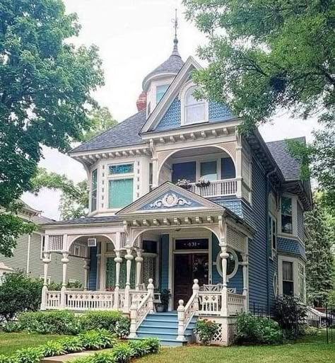 Family Home Bloxburg, Yellow Victorian House, Tiny Victorian House, Blue Victorian House, Victorian Floor Plans, Sims Exterior, Victorian Secret, Victorian Queen, Victorian Exterior