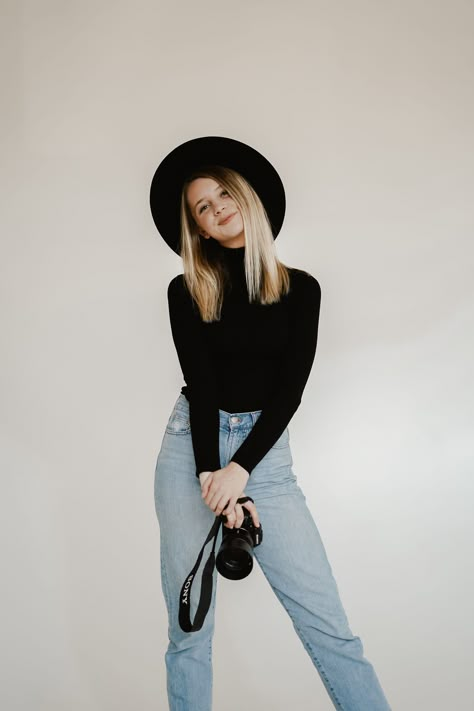 Poses With Camera, Hat Poses, Photographer Self Portrait, Casual Poses, Holding A Camera, Photographer Outfit, Business Portrait Photography, Headshots Women, Headshot Poses