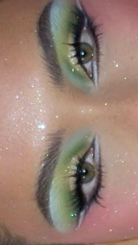 Types Of Eyeshadow Styles, Earthy Makeup Looks, Makeup Business Names, Artistic Makeup Looks, Green Eyeshadow Looks, About Face Makeup, Green Eyeshadow Look, Eyeshadow For Green Eyes, Maquillage On Fleek