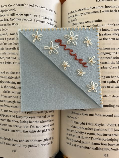 Bookmarks Crochet, Bookmark Crochet, Handmade Bookmarks Diy, Felt Bookmark, Fabric Christmas Ornaments Diy, Christmas Ornaments Diy, Cute Bookmarks, Embroidery Book, Diy Bookmarks