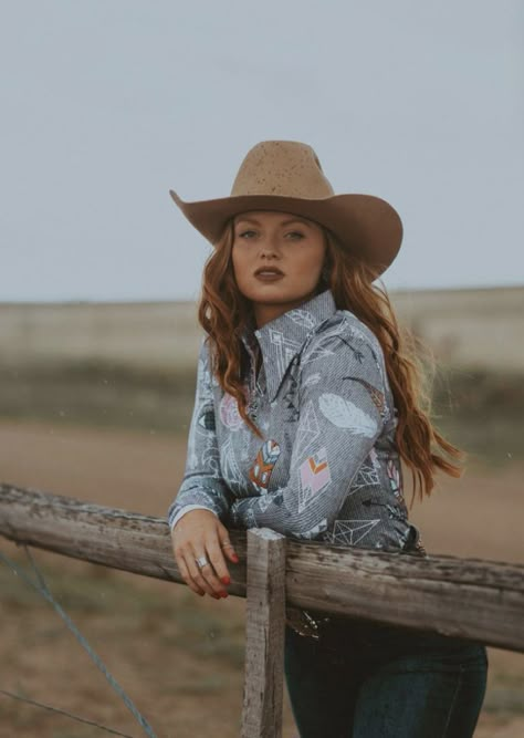 Western Photoshoot Ideas, Western Photo Shoots, Cowgirl Photography, Cowgirl Photoshoot, Foto Cowgirl, Cowgirl Photo, Western Photoshoot, Cowgirl Pictures, Western Photo