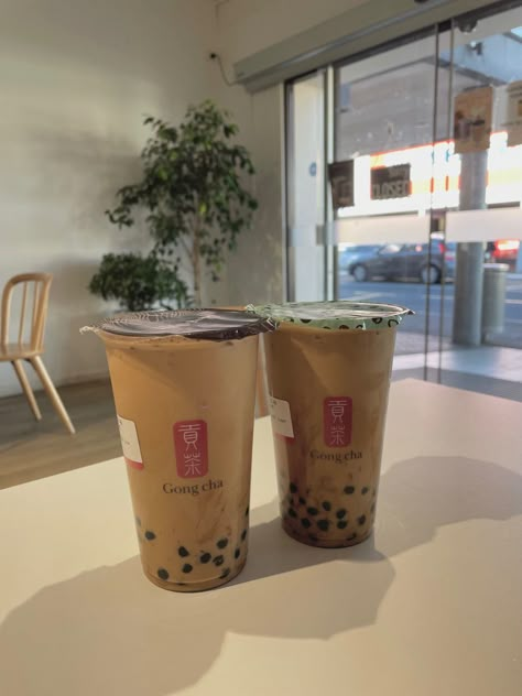 Classic Milk Tea, Bubble Tea Aesthetic, Milk Tea Brown, Boba Aesthetic, Brown Sugar Boba, Bubble Tea Flavors, Bubble Boba, Bubble Tea Recipe, Secret Starbucks Drinks