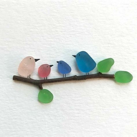 Adorable little bird family made from sea glass. I love the use of the pink and rose colored sea glass. And don't forget the green sea glass leaves. #seaglass #seaglassart #bird #birdfamily #seaglassbirds #ocean #nautical #beach #beachcombing Sea Glass Diy, Sea Glass Artwork, Sea Glass Art Diy, Sea Glass Art Projects, Beach Glass Crafts, Glass Art Pictures, Wine Glass Art, Sea Crafts, Beach Glass Art