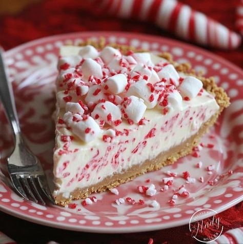 The Pioner Woman - Ree Drummond lovers  🥪🍜 | No-Bake Candy Cane Pie 🎄🍬 | Facebook Cookie Crust Pie Recipes, Christmas Dessert Recipes Pie, Chocolate Peppermint Pie, Peppermint Pie Recipe, Peppermint Pie, Candy Cane Pie, Cookie Crust Recipe, Peppermint Dessert, Peppermint Recipes