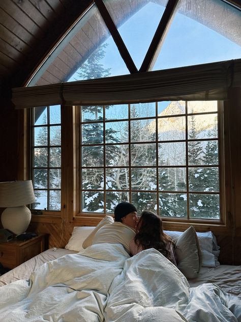 In love in the winter>> Cozy Winter Cabin Aesthetic, Winter Cabin Aesthetic, Book Imagination, Cozy Cabin Aesthetic, Winter Honeymoon, Cozy Winter Cabin, Winter Romance, Cabin Trip, Cabin Aesthetic