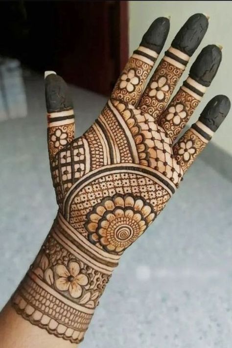 Eid Henna Designs Simple For Kids Henna Designs Pretty, Henna Designs Palm, Beautiful Simple Mehndi Design, Front Mehndi Design, Simple Mehendi Designs, Henna Designs Wrist, Henna Designs For Kids, Modern Henna, Mehndi Designs For Kids