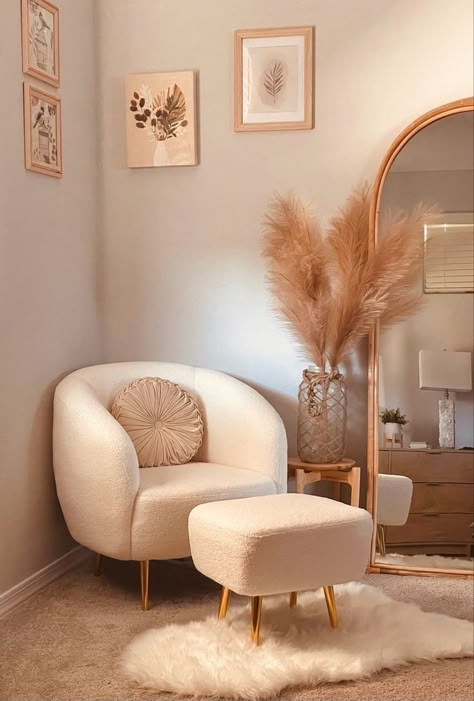 Neutral Beauty Room, Aesthetic Chairs Bedroom, Small Chairs For Bedroom, Corner Room Ideas, Dressing Table Aesthetic, Walls Decoration Ideas, Bedroom Chair Ideas, White Living Room Decor, Ottoman Chair