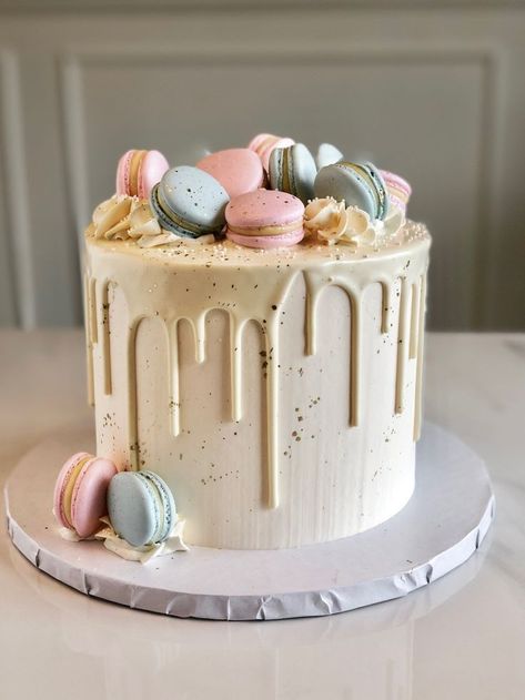 Cute Cakes With Macarons, Macarons On A Cake, 21st Birthday Cake Macaroons, Macaroon Drip Cake, Macaroon Topped Cake, Cake Design With Macaron, Cake Ideas With Macarons, Cake Decorations With Macarons, Cake Decor With Macarons