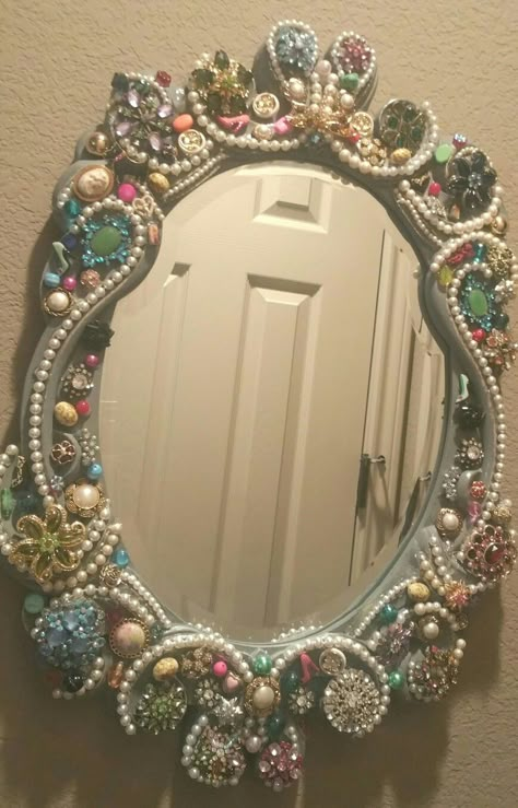 Vintage Jewelry Art Mirror, Diy Embellished Mirror Frame, Jeweled Mirrors Ideas, Recycled Jewelry Art, Costume Jewelry Crafts Projects, Junk Mirror, Bejeweled Mirror, Things To Make With Old Jewelry, Broken Jewelry Crafts