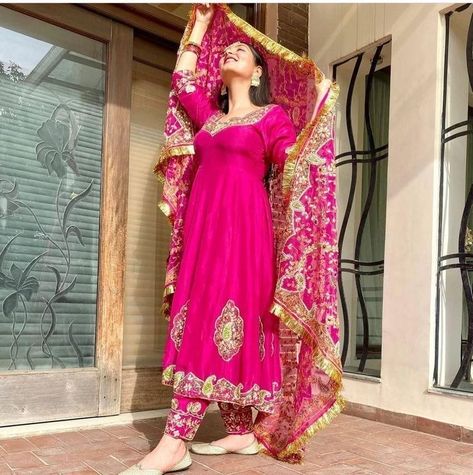 Punjabi Wedding Anarkali Suit, Anarkali Bridal Suits, Punjabi Anand Karaj Suits, Punjabi Lohri Outfits For Women, Shagun Dresses For Bride, Punjabi Jaggo Outfits, Bridal Salwar Suits Wedding, Punjabi Wedding Suit Bridal, Anarkali Punjabi Suits