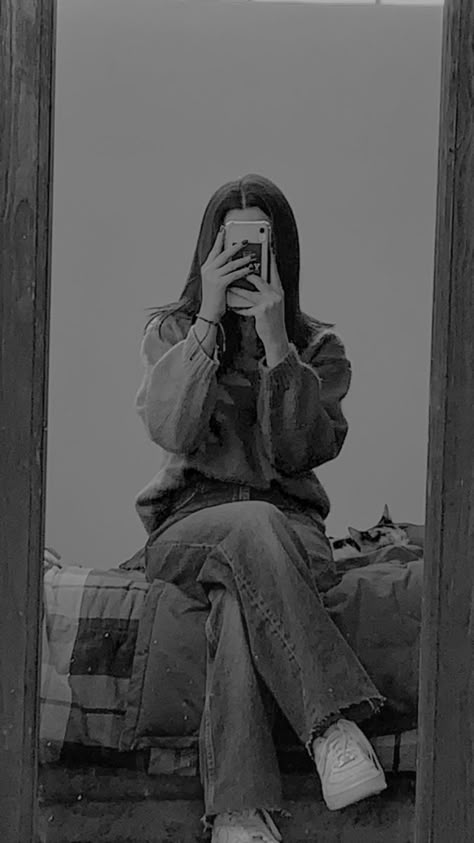 Black And White Girls Dpz, Black And White Mirror Selfie, Girls Dpz Instagram, Cute Selfie Poses, Black Dp, Instagram Dp, Girls Mirror, Selfie Photography, Shadow Photos