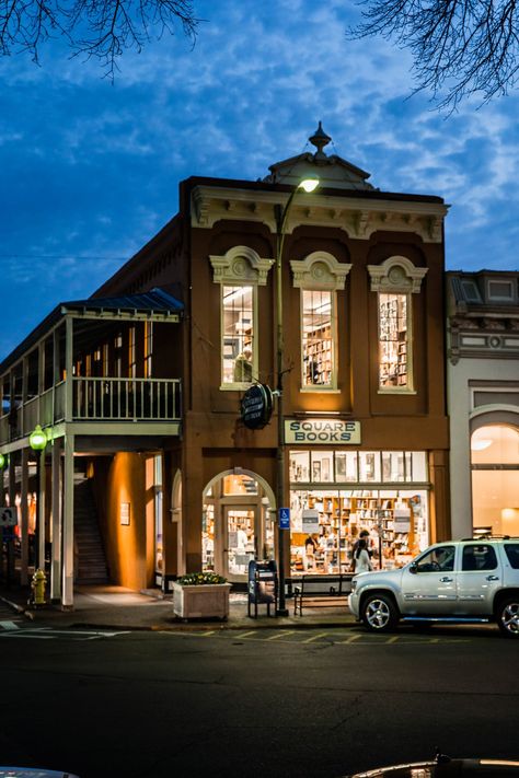 25 Most Festive Small Towns in the South for a Charming Christmas Getaway Bookshops Aesthetic, Aesthetic Libraries, Libraries Aesthetic, Corinth Mississippi, Oxford Mississippi, Books Recommended, Book Shops, Oxford Ms, Christmas Getaways