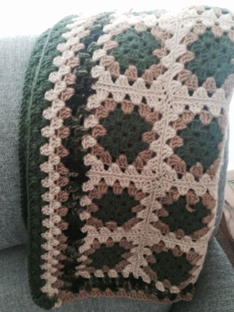 Brown Granny Square Blanket, Brown Granny Square, Crochet Project Ideas, Diy Knit, Crochet Blanket Designs, Crochet Idea, Crochet Design Pattern, Granny Square Blanket, Square Blanket