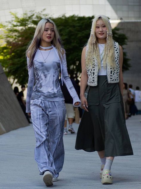 Seoul Loves These 7 Fashion-Week Street Style Trends | Who What Wear Seoul Fashion Week Street Style, Seoul Street Style, Grungy Style, Seoul Street, Cool Street Style, Dress Over Pants, Fashion Week Trends, Metallic Pants, Seoul Fashion Week