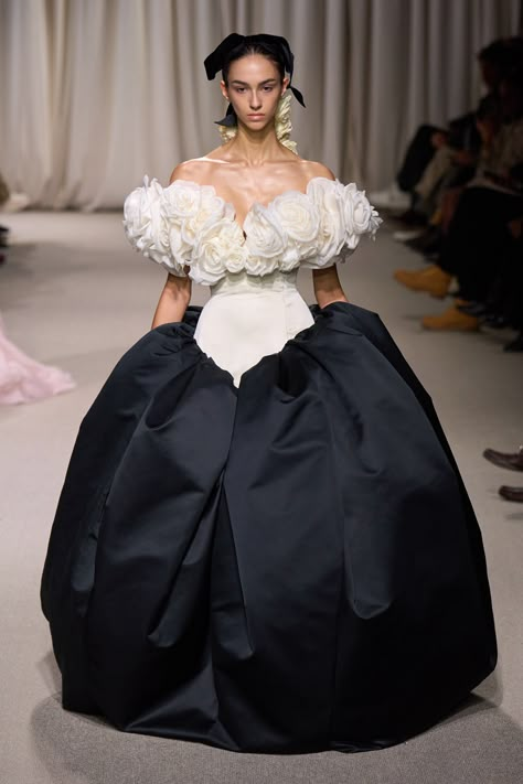 Big Ball Gowns, Bare Back Dress, Big Skirt, Runway 2024, Giambattista Valli Couture, Giambattista Valli Haute Couture, Couture 2024, Big Skirts, 2024 Runway