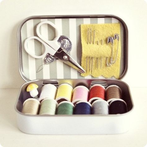 Sewing kit Travel Embroidery Kit, Altoid Tin Ideas, Altoid Tin Crafts, Tin Projects, Operation Christmas Child Shoebox, Mini Sewing Kit, Shoebox Ideas, Tin Ideas, Mini Crafts