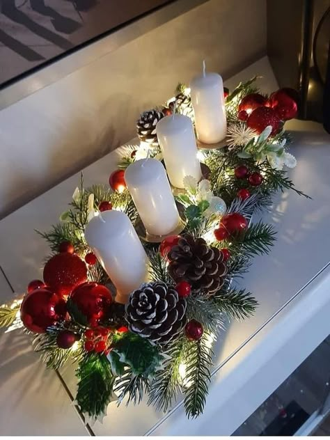 Xmas Table Decorations, Christmas Decorations Centerpiece, Christmas Centers, Christmas Candle Decorations, Christmas Table Centerpieces, Christmas Centerpieces Diy, Xmas Deco, Christmas Themes Decorations, Christmas Table Settings