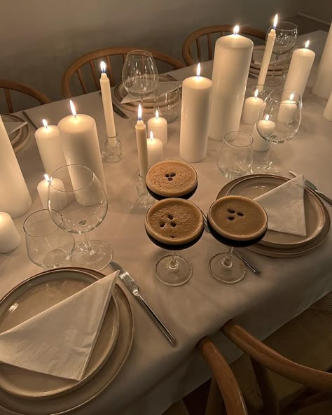 Guys Birthday Decor, New Years Eve Dinner Party Table, Intimate 18th Birthday Party Ideas, New Years Eve At Home Aesthetic, Dinner Table Set Up Ideas, Winter Birthday Table Decor, Nye At Home Aesthetic, Table Decorations New Year, Hosting Aesthetic Party