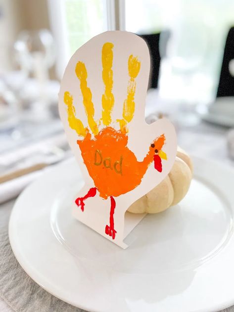 DIY Thanksgiving Table Place Cards Made by the Kiddos - Making Things is Awesome Thanksgiving Kids Table Decorations, Thanksgiving Place Cards Diy, Thanksgiving Table Place Cards, Thanksgiving Table Crafts, Thanksgiving Table Toppers, Thanksgiving Name Cards, Turkey Place Cards, Thanksgiving Centerpieces Diy, Thanksgiving Crafts For Toddlers