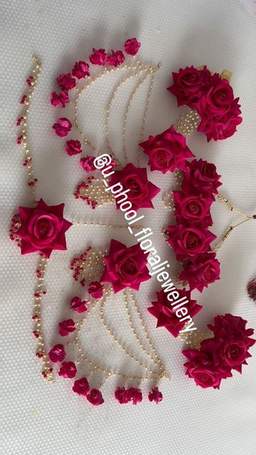 Haldi Ke Liye Jewellery, Bride Wedding Accessories, Haldi Jewellery Bridal Flowers, Flower Necklace Aesthetic, Jewellery For Bride, Flower Bangles, Artificial Earrings, Flower Jewelry Diy, Bridal Chooda