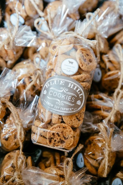 Cookie Shipping Ideas, Baked Good Package, Bakery Giveaway Ideas, Chocolate Chip Cookie Display, Chocolate Chip Cookies Packaging, Cookies Business Ideas, Creative Cookie Packaging, Bakery Packaging Ideas, Cute Cookie Packaging