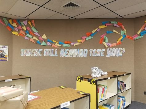 Travel Theme Classroom, School Library Decor, Library Decorations, Reading Display, School Library Displays, School Library Ideas, Library Bulletin Board, Middle School Libraries, Library Display Ideas