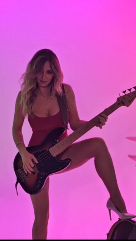 LIDIJA BACIC LILLE🇭🇷Singer🎤 (@lidijabacic_lile) • Fotos e vídeos do Instagram Lidija Bacic, Lidija Bacic Lille, Bass Guitar, Bass, Guitar, On Instagram, Instagram