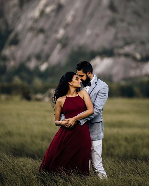 Poses For Pre Wedding Photoshoot, Video Pernikahan, Saree Outfit, Pre Shoot, Pose Prewedding, Pre Wedding Photoshoot Props, Anniversary Shoot, Pre Wedding Videos, Pre Wedding Photoshoot Outfit