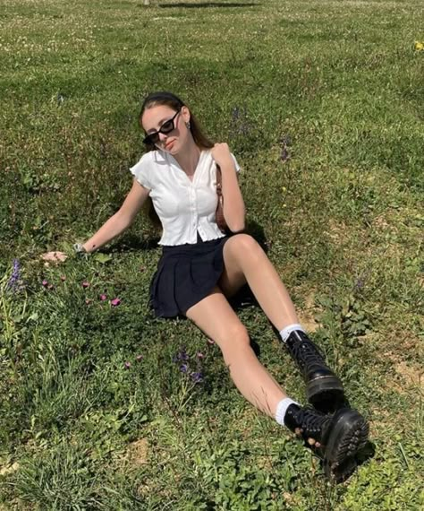 Skirt Outfit, The Grass, Mode Vintage, Jeans Boyfriend, Fashion Killa, Aesthetic Outfits, Outfits Casuales, Outfits Aesthetic, School Outfits