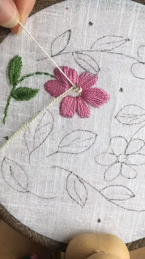 Beautiful Embroidery Designs, Hand Embroidery Patterns Free, Hand Embroidery Videos, Diy Embroidery Patterns, Basic Embroidery Stitches, Embroidery Stitches Tutorial, Pola Sulam, Hand Embroidery Projects, Hand Embroidery Flowers