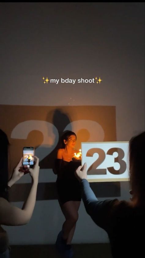 2023 Birthday Photoshoot Ideas, Birthday Pic Ideas For Women, 22 Bday Ideas Photo Shoot, Unique Birthday Picture Ideas, Birthday Shadow Photoshoot, Simple Background Photoshoot, Birthday Photoshoot Ideas Shadow, Number Shadow Photoshoot Birthday, Cute Birthday Pics For Instagram