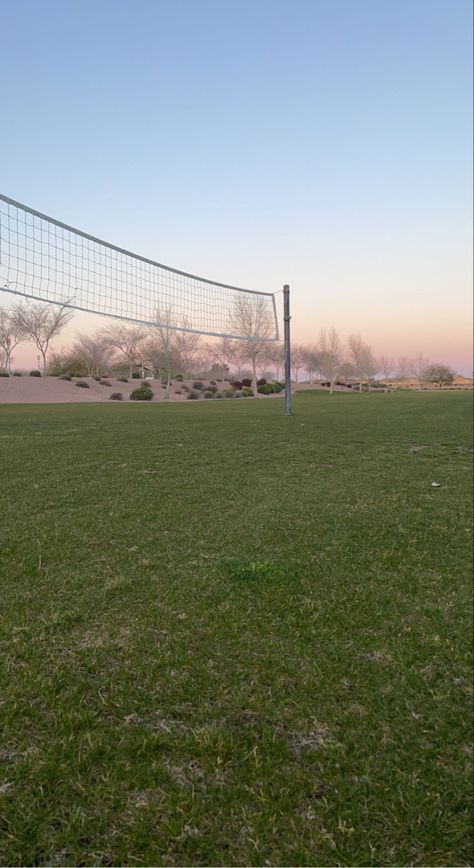 #aesthetic #volleyball #sunset #sky #aestheticphotos Aesthetic Volleyball Pics, Volleyball Pics Aesthetic, Aesthetic Volleyball Pictures, Grass Volleyball, Aesthetic Volleyball, Fall Mood, Volleyball Pictures, 2025 Vision, Picnic Party